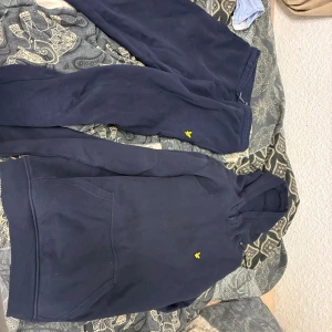 Mörkblå mjukisbyxor från Lyle & Scott med mera. - Mörkblå mjukisbyxor med resår i midjan och benslut, samt en liten gul logga från Lyle & Scott på benet. Perfekta för chill eller träning, tillverkade i mjukt bomullsmaterial för maximal komfort. Flera andra kläder som är i jättefin skick. Pris kan diskuteras vidare. Vid frågor är det bara att höra av er! 