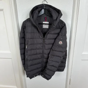Moncler jacka  - Höstens/vinters fetaste jacka | grå Moncler jacka i modellen Tibb | Inga defekter och är sparsamt använd | Storleken är 3 vilket är som L men sitter mer som M | om du undrar varför så lågt pris så skulle jag tänka lite logiskt 