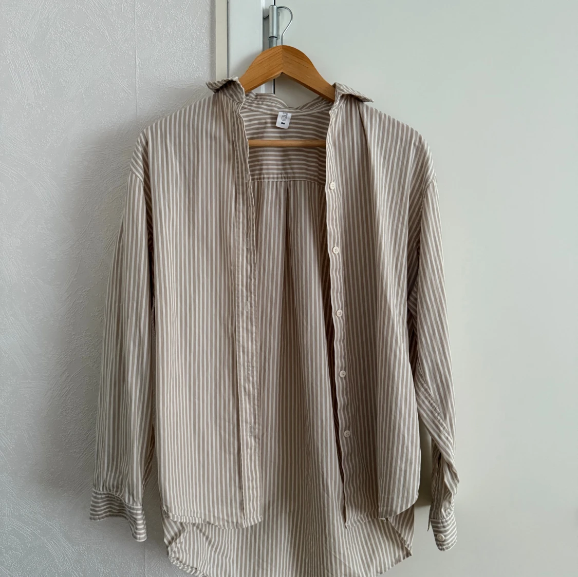 Beige och vit randig skjorta