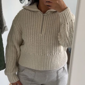 Stickad half zip tröja i två färger - Säljer en chunky stickad tröja med half zip och hög krage. Finns i både beige och svart. Tröjan har en oversized passform, bred ribbad mudd och långa ärmar. Perfekt för lager-på-lager och chill dagar. En tröja för 250 (För båda 400) ORDINARIE PRIS:349