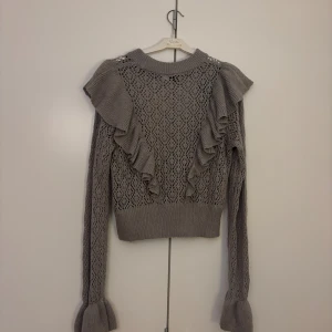 Stickad Tröja - Supersöt tröja från H&M som inte använts särskilt mycket och passar superbra nu till hösten❣️