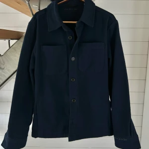 Ny navy overshirt  - Säljer en Navy overshirt från Donce De La Sense, strl S och använd fåtal gånger då den är lite för stor. Skick 9.3/10. Hör av vid frågor !