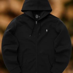 Polo Ralph lauren zip hoodie (herr)  - Säljer en svart Polo Ralph Lauren zip hoodie i storlek M. Hoodien är i mycket bra skick och av hög kvalitet med klassisk design och den ikoniska Polo-loggan på bröstet. Anledningen till försäljningen är att den är för liten för mig.