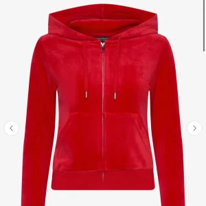 Röd Juciy Couture hoodie  - Juciy couture hoodie i röd. Den är aldrig använd (endast testad) pga att jag aldrig använde de matchande byxorna. Storlek S men passar XS. Nypris 1300kr, säljer för 500kr. Pris kan diskuteras, kan också gå ner i pris om både tröjan och byxorna säljs tillsammans. Byxorna finns i min profil. Skriv för fler bilder!💓