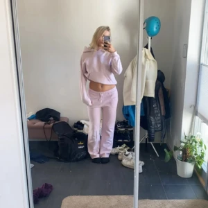 Ljusrosa mjukis set från Gina Tricot  - Ljusrosa mjukis set från Gina Tricot. Okej skick. Hoodien är bra skick. Byxorna har en del defekter. 