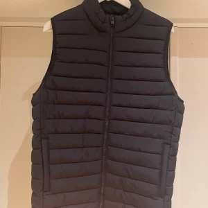 Ny! Jack&Jones väst - Snygg svart dunväst från Jack & Jones i storlek XS. Västen är helt oanvänd endast testad för ett par månader sen och har hängt i garderob sedan dess.
