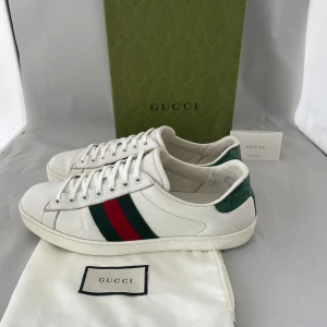 Gucci ace skor  - Säljer nu dessa snygga Gucci ace skor i uk 9 som motsvarar storlek 43, dustbag och Gucci papper ingår men ej box, skriv för fler bilder/frågor🙌🏼