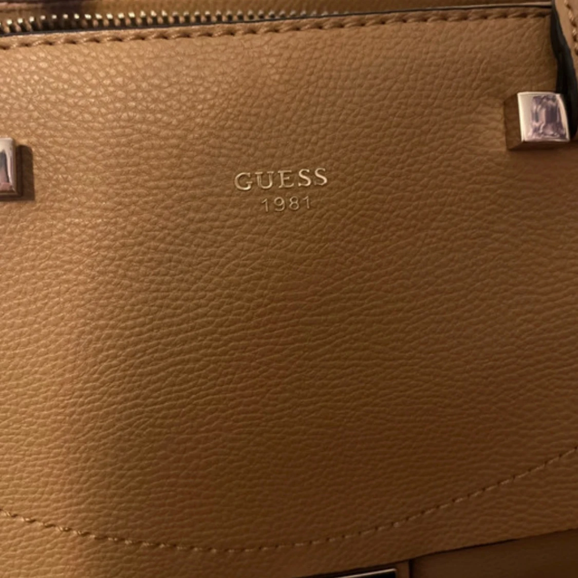 Beige handväska från Guess - 1