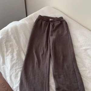 Bruna mjukisbyxor från Gina Tricot XS - Mysiga bruna mjukisbyxor från Gina Tricot i modellen basically basics. De har resår och snörning i midjan samt raka ben. Perfekta för chill dagar eller när du vill vara bekväm men ändå se snygg ut.