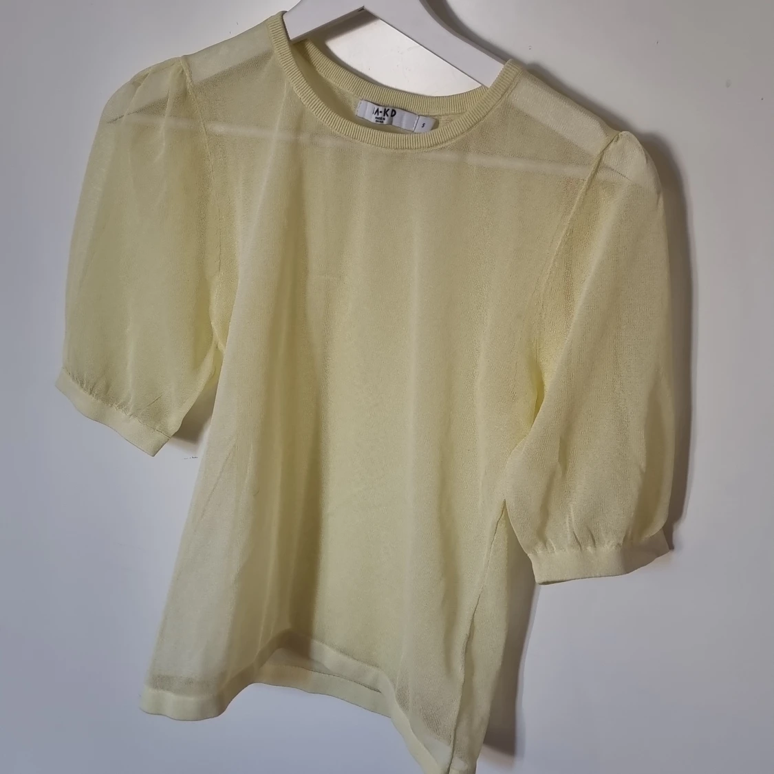 Gul meshblus med puffärm från NA-KD