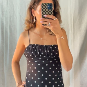 Svart prickig topp - Så jag fin svart vit prickig topp från Pull & Bear! Den är i storlek S med jättefin detaljer!  Vid frågor eller funderingar så är det bara att höra av sig 😊 Bundle = rabatt 💕