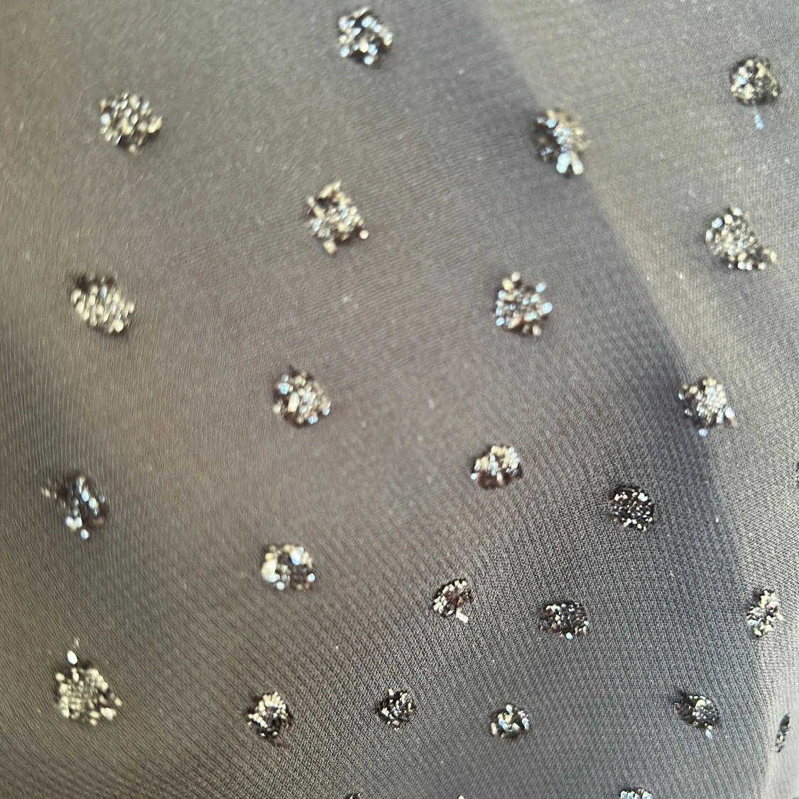 Svart volangblus från Gina Tricot - 3