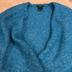 Blå stickad kofta från Lindex XS/S - Mysig blå stickad kofta från Lindex i storlek XS/S. Koftan har en öppen front utan knappar och är gjord i ett mjukt, melerat garn som ger en chill vibe. Perfekt att slänga på sig när det är lite kyligt ute.