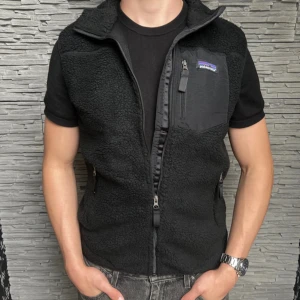 Svart fleeceväst från Patagonia - Säljer denna fina patagonia väst i storlek L. Den är helt som ny och självklart inga defekter🤩 Hör av dig vid frågor! Fraktar samma eller nästa dag😁