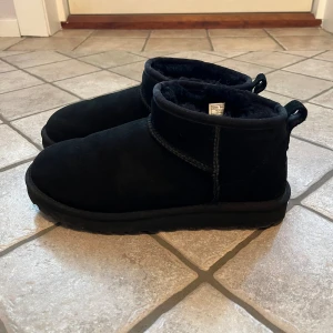 Uggs  - Säljer mina svarta uggs ultra mini då jag inte får användning av dom. Endast använd ett fåtal gånger. 