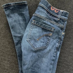 Blå skinny jeans från Nudie - Snygga blå slim fit jeans från Dondup. Perfekta för höst och vinter. Säljer dem för att jag inte har använder dem. Sjukt bra kvalitet har inte varit använda mycket. Pris kan diskuteras vid snabb affär! Fraktar 1-2 dagar efter köp!