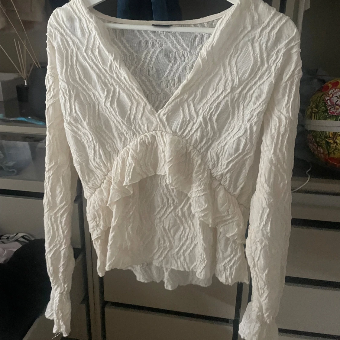 Vit volangblus från Gina Tricot