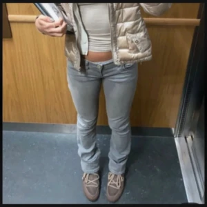 Gråa ltb jeans med låg midja - Snygga grå jeans med bootcut och låg midja ifrån ltb. Dom är i storlek 26/30 och passar mig som är 165! 