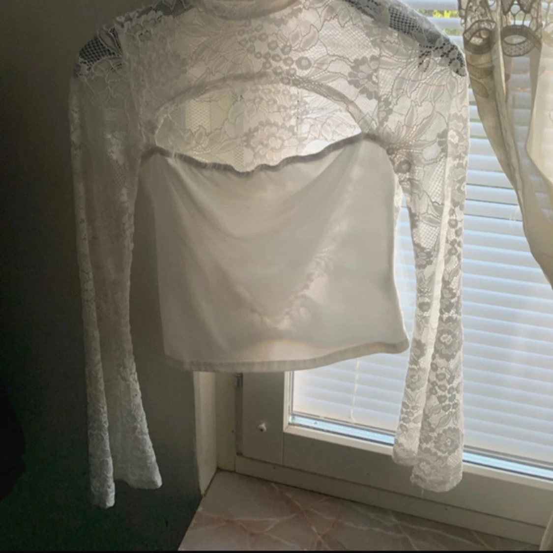 Vit spetsig croppad blus med lång ärm