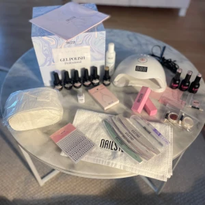 Nailster nagel kit - Allt du behöver för att göra naglar! - Säljer ett nagel kit ifrån nailster!💕 Knappt andvända då jag ändå gör naglar på salong. Ny pris 1400 kr + andra tillbehör som jag har köpt till. Allt som man får med: Uv lampa, clenser + luddfria pads, oandvända nagelfilar, Base coat, Top coat - No wipe shine, Top coat- No wipe, två nagel oljor, primer, två buffer, Handuk, Nagelbandsklippare, Nagelbandspusger, 3 olika chrome (ouppnnade) , Top coat glitter, depend gel French pink. Skriv jätte gärna om ni har några frågor!💓En manual medföljer!