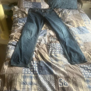 Blå raka jeans från weekday - Klassiska blå jeans från weekday med rak passform och femficksdesign. Jeansen har en tidlös look med normal midja och är tillverkade i slitstarkt denim. Perfekta för dig som gillar en enkel och clean look. 28/32 men stora i storlek