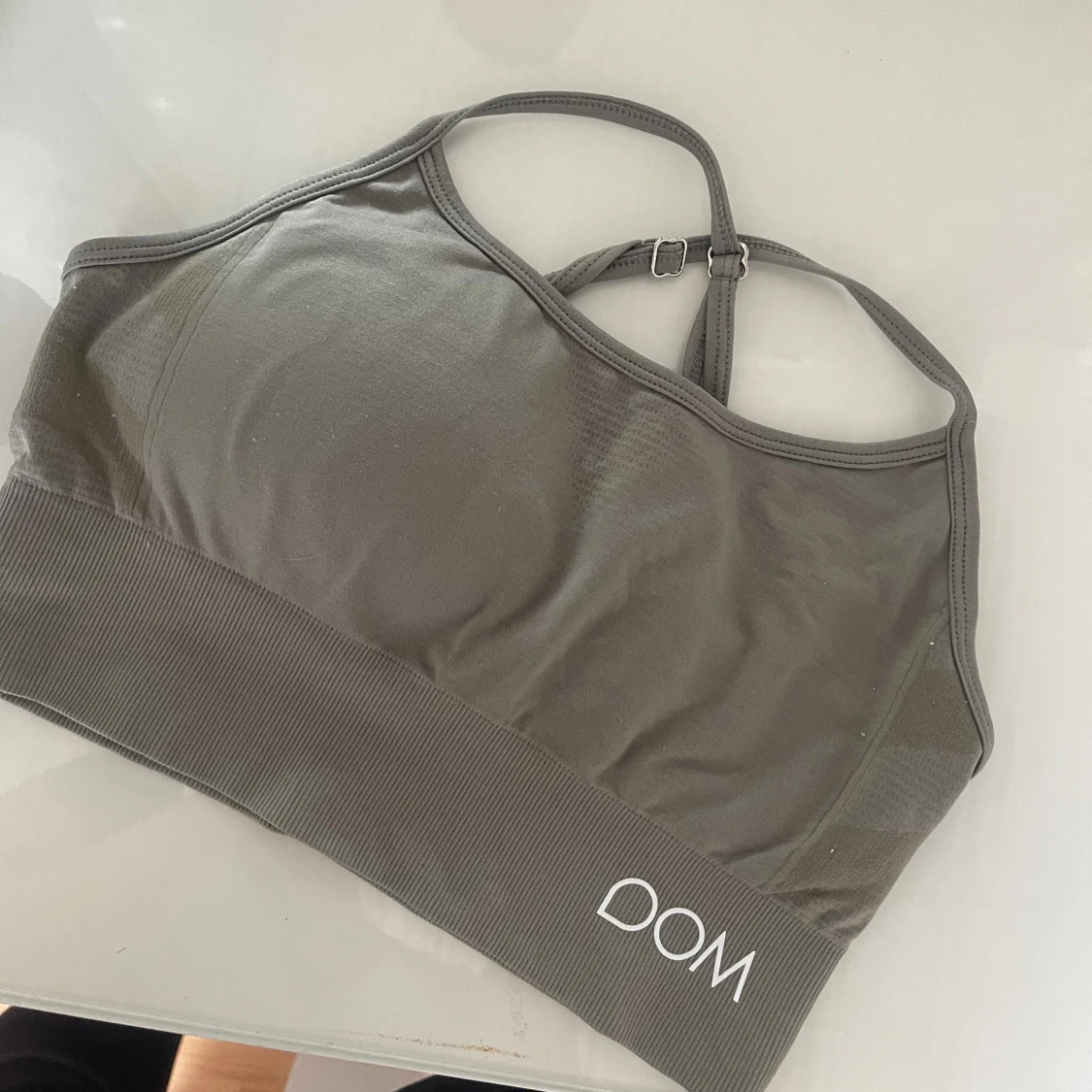 Grå sporttopp från Drop of Mindfulness