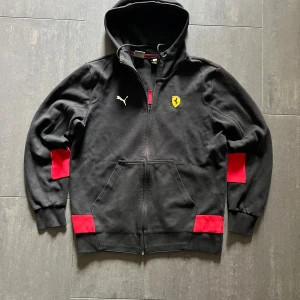 Ferrari tröja  - Snygg Ferrari tröja i bra skick. Tveka inte att höra av er med frågor och funderingar och kolla gärna in mina andra annonser så ska vi säkert kunna fixa ett paketpris🤩🤩