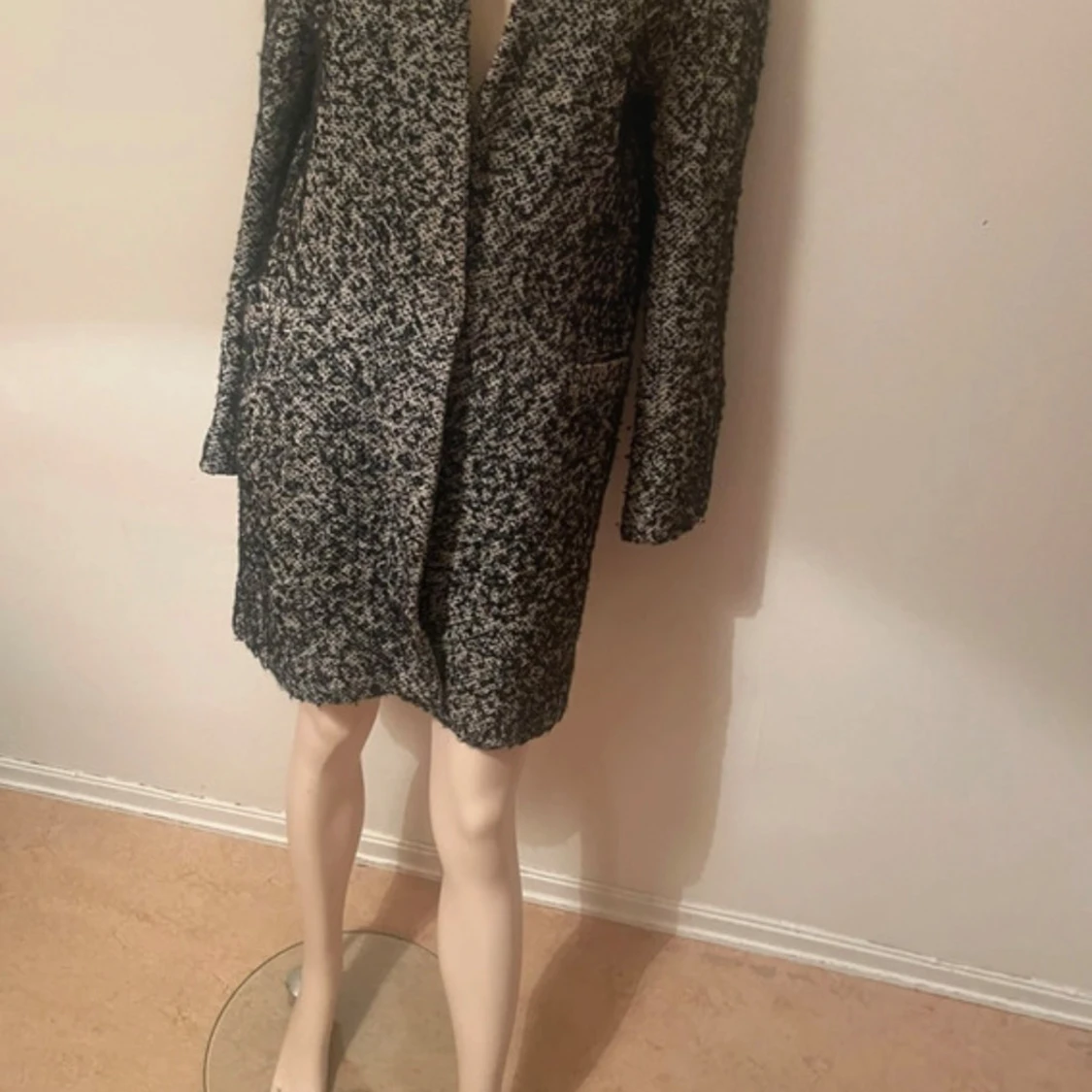 Svartvit kappa i grovstickad ullmix - 2