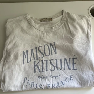 Maison Kitsuné vit t-shirt - Tja, säljer en snygg t-shirt från maison kitsune. Storlek M och i bra skick. skriv till mig vid minsta fundering. Mvh Marius 😁