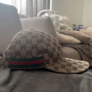 Gucci keps med GG-mönster, storlek S - Säljer en beige keps från gucci, gammal modell och är fortfarande helt fräsch. Skriv om ni har frågor!