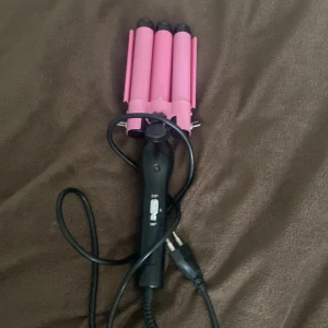 3 Barrel Curling Iron - ✨ Säljer en snygg rosa vågtång ✨ Endast testad en gång – i övrigt har den bara legat i lådan. Tången är i mycket fint skick och fungerar som den ska. Har haft den i drygt ett år men den ser fortfarande nästan ny ut. Säljer endast eftersom jag knappt använder den. 💕☺️