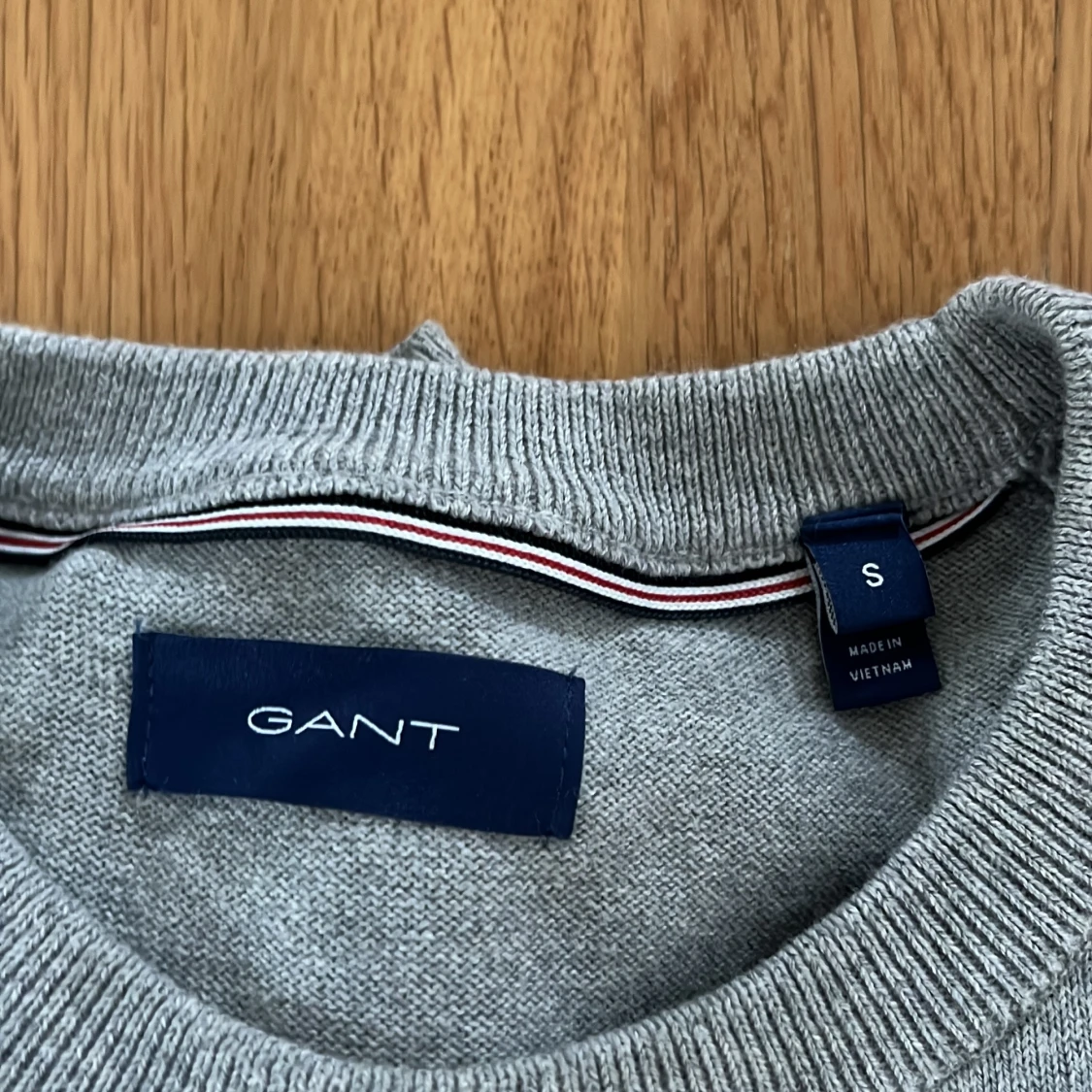 Grå stickad tröja från GANT - 1