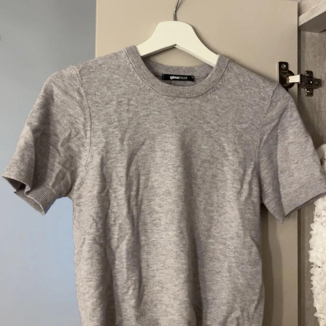 Grå t-shirt från Gina Tricot 