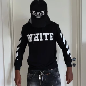 Off white hoodie strl XS - Säljer en helt ny Off white hoodie i storlek XS. Fin replika med grym kvalitet. Först till kvarn som gäller! Skickas direkt inom 24 timmar 