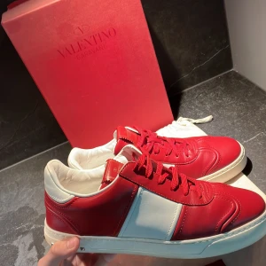 Valentino Garavani flycruse sneakers röd/vit - Hejsan! Jag säljer nu dessa riktigt feta skor ifrån valentino flycruse i storlek 41-42! Dem är i extremt bra skick och är bara använda 1-3 ggr. Man får med allt og dvs dust bag extra snören och box naturligtvis! Hör av er om ni har frågor!😃