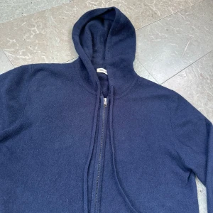 Soft goat zip - Mörkblå Kashmir hoodie från softgoat i gott skick! Strl S. Nypris 3500kr