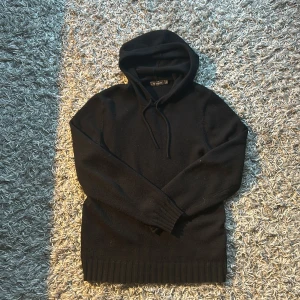 Stickad hoodie  - Stickad hoodie ifrån dressmann | skick 9/10 | storlek S | mitt pris 499 