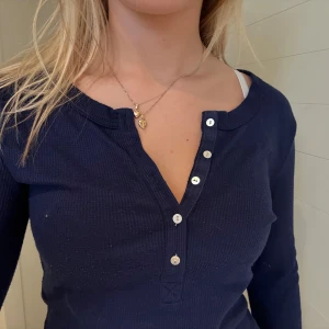 Tröja med knappar  - Gulligt nattlinne/tröja från hunkemöller. Kan självklart användas vardagligt.  