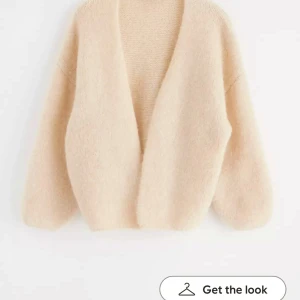 Ljusrosa stickad kofta - Supermjuk och fluffig rosa stickad kofta med oversized passform och långa ärmar. Koftan har en öppen front utan knappar och är perfekt att slänga på sig för en mysig och chill look. Något nopprig men ändå bra skick, sista bilderna rättfärdigar den rosa färgen. Xs/s