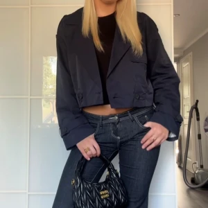 Trenchcoat Bershka  - Säljer min mörkblåa trenchcoat från Bershka, använd en gång, så nyskick! Storlek S, säljer endast vid bra pris! Kom gärna med bud🩷