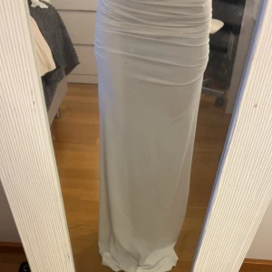 Vit kjol  - Säljer en vit lång kjol som aldrig har kommit till användning i storlek xs 