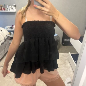 Svart volang topp/kjol - Supersöt svart volang topp, kan även användas som kjol🥺🥺 Tycärr ingen lapp på märket men storlek S!