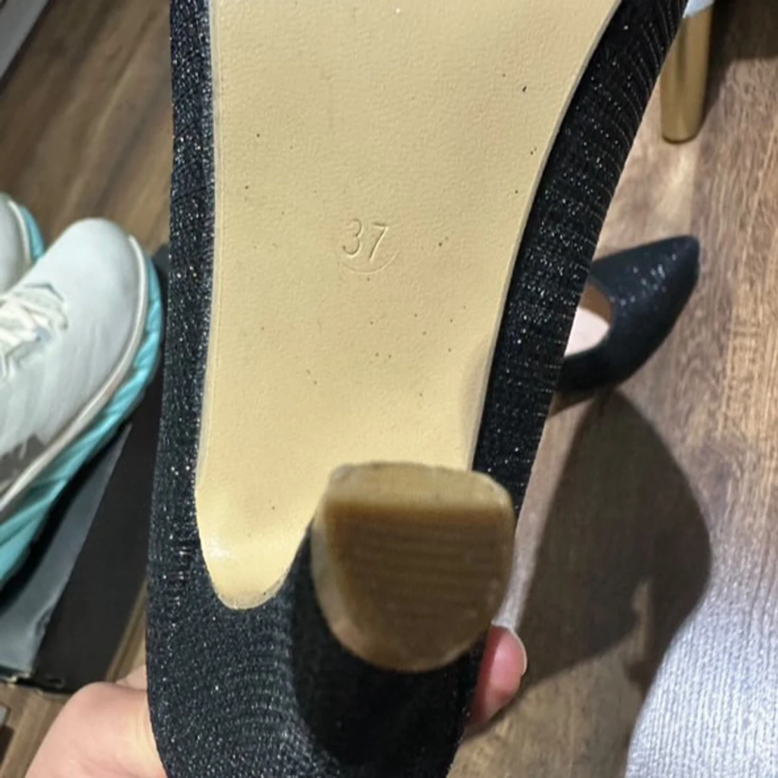 Svarta glittriga pumps med spetsig tå - 2