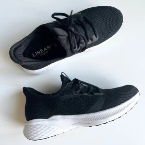 Svarta sneakers - Svarta sneakers/träningsskor i storlek 38, från Linear. Använda en gång bara, så i princip nyskick!
