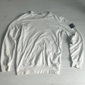 Äkta stone Island tröja - Säljer denna stone Island tröja som jag köpte från stone Island för 2799. Köpte den för ca 1,5 år sen. Säljer den nu pga att jag inte använder den. Tröjan är i jättebra skick med bara 2 svarta små prickar under stone Island märket. Går säkert att få bort med vanisch eller nåt.