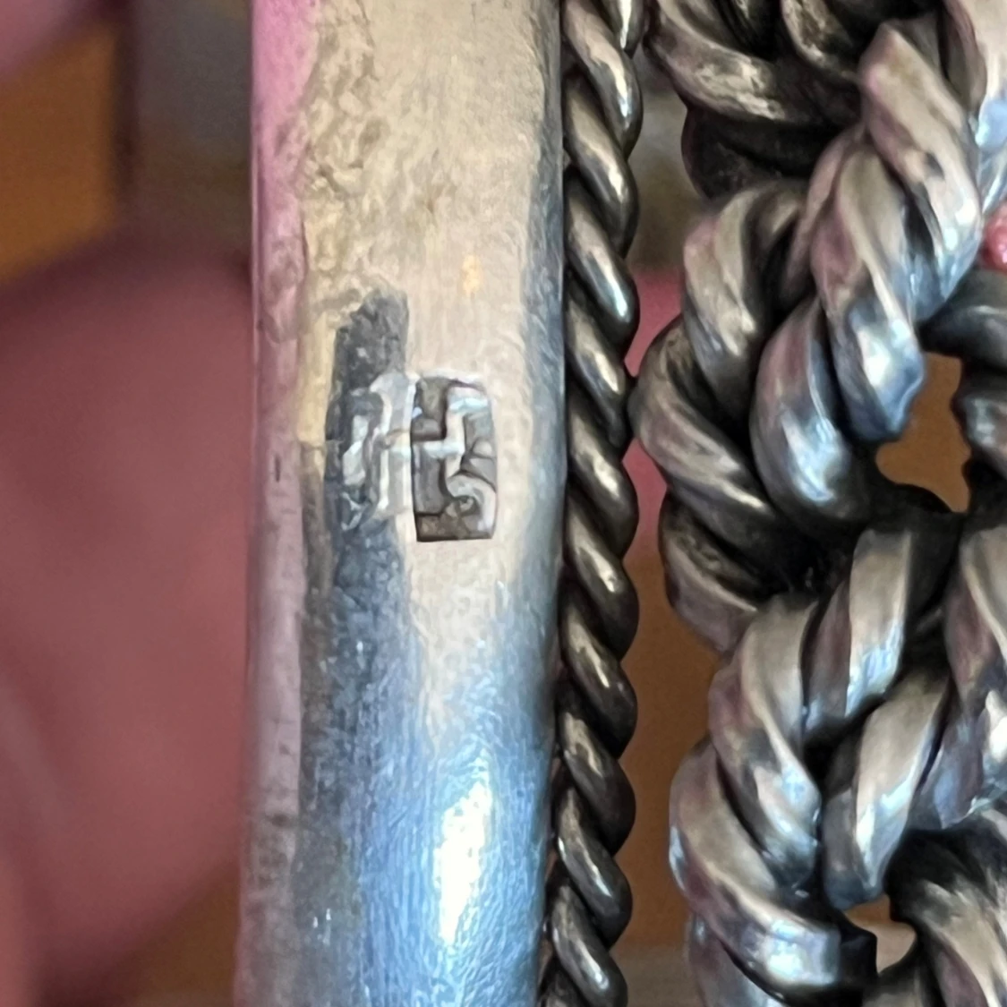 Brett silverfärgat armband med flätad detalj - 3