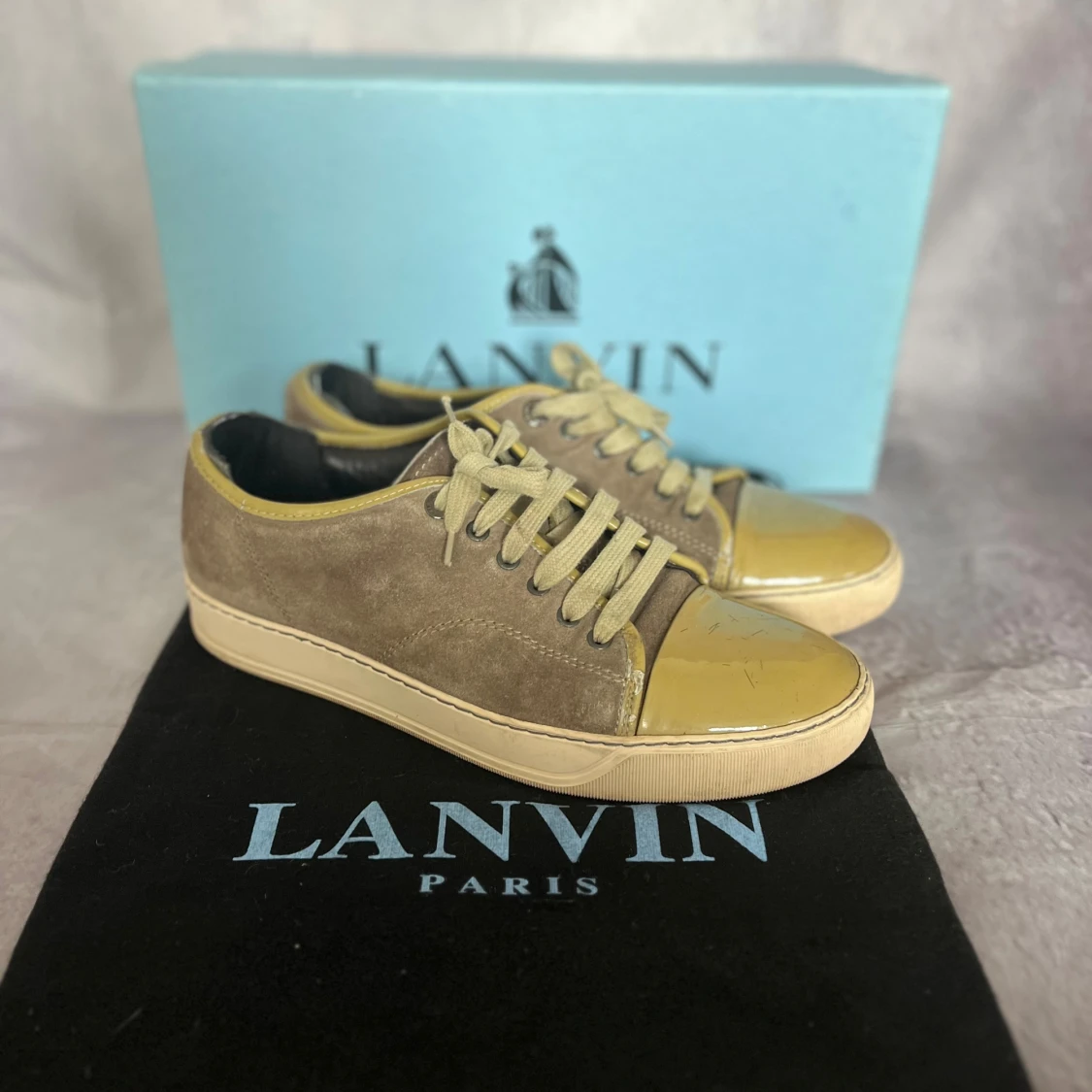 Lanvin Beige Mocka Sneakers med Lackad Tå – EU 41 / UK 7 – Mycket fint skick