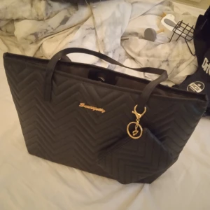 Svart väska  - Svart väska som aldrig kommit till användning 