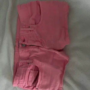 Rosa jeansshorts från Diesel - Säljer ett par snygga rosa jeansshorts Disel.  Perfekta för dig som vill sticka ut med färg i sommar. Helt fläckigfria, ser ut som nya💞💞