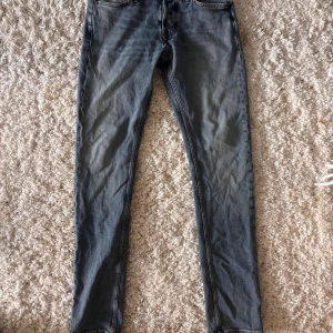 Jack & Jones jeans  - Skit snygga Jack & Jones jeans i modellen ”slim fit glenn” storlek 30/32 knappt använda. 